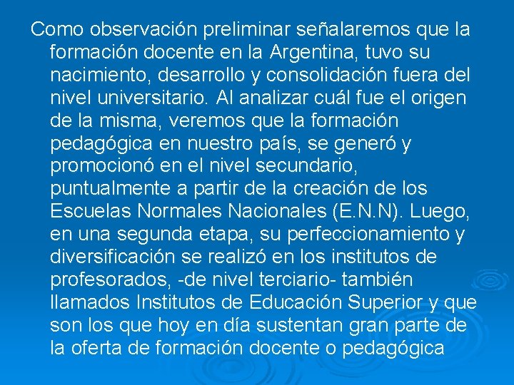 Como observación preliminar señalaremos que la formación docente en la Argentina, tuvo su nacimiento,