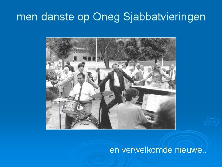 men danste op Oneg Sjabbatvieringen en verwelkomde nieuwe. . 