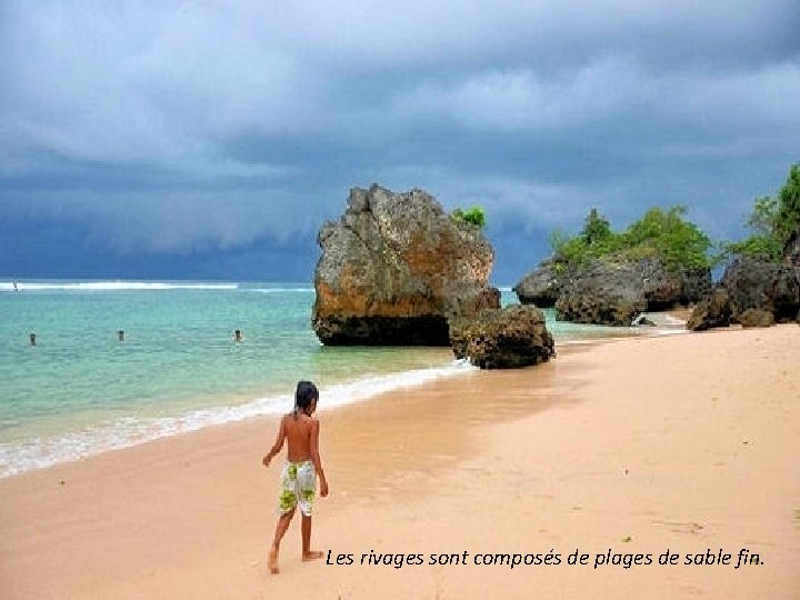 Les rivages sont composés de plages de sable fin. 