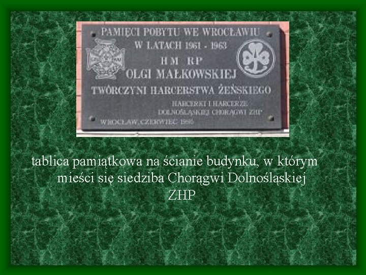 tablica pamiątkowa na ścianie budynku, w którym mieści się siedziba Chorągwi Dolnośląskiej ZHP 