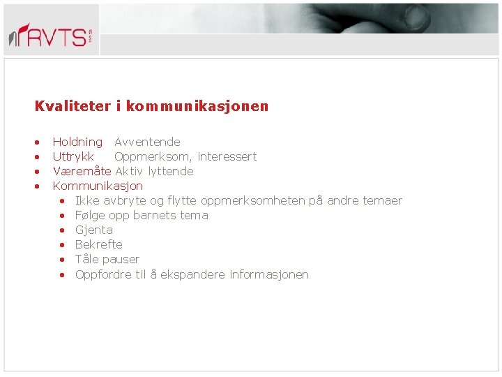 Kvaliteter i kommunikasjonen • • Holdning Avventende Uttrykk Oppmerksom, interessert Væremåte Aktiv lyttende Kommunikasjon