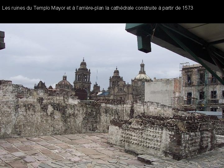 Les ruines du Templo Mayor et à l’arrière-plan la cathédrale construite à partir de