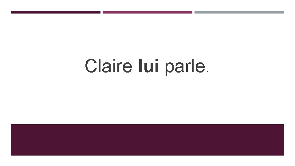 Claire lui parle. 