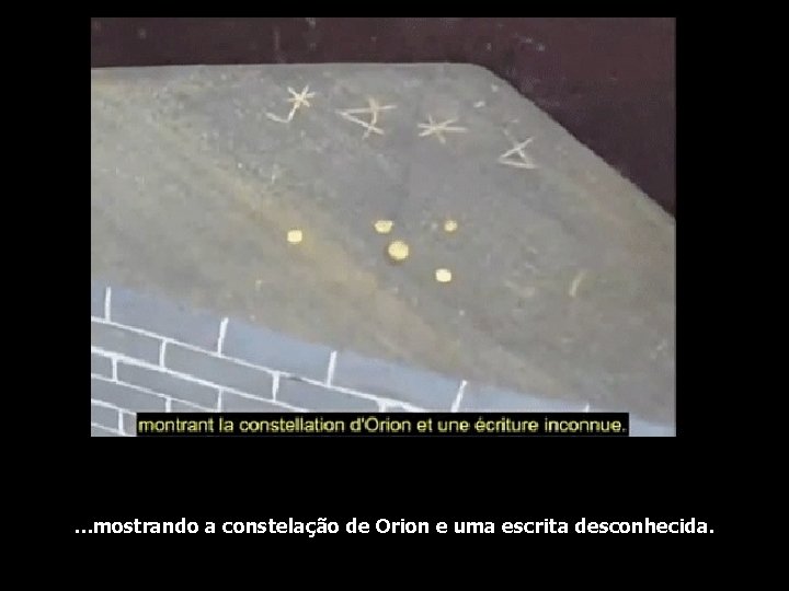 …mostrando a constelação de Orion e uma escrita desconhecida. 