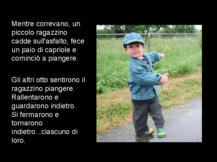 Mentre correvano, un piccolo ragazzino cadde sull'asfalto, fece un paio di capriole e cominciò