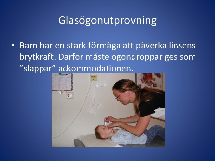 Glasögonutprovning • Barn har en stark förmåga att påverka linsens brytkraft. Därför måste ögondroppar