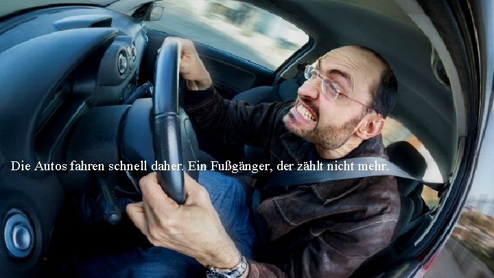 Die Autos fahren schnell daher. Ein Fußgänger, der zählt nicht mehr. 