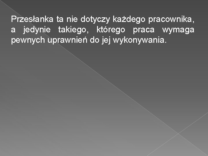 Przesłanka ta nie dotyczy każdego pracownika, a jedynie takiego, którego praca wymaga pewnych uprawnień