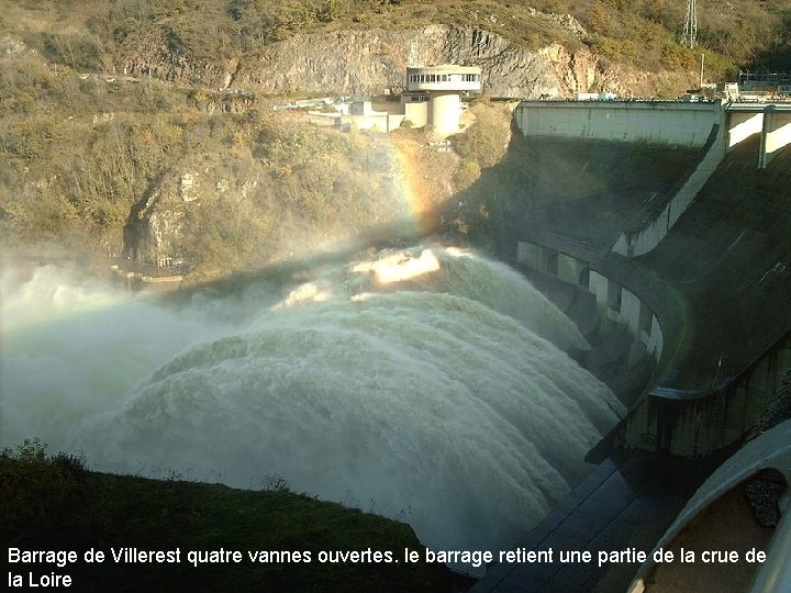 Barrage de Villerest quatre vannes ouvertes. le barrage retient une partie de la crue