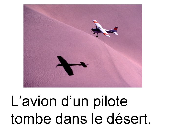 L’avion d’un pilote tombe dans le désert. 