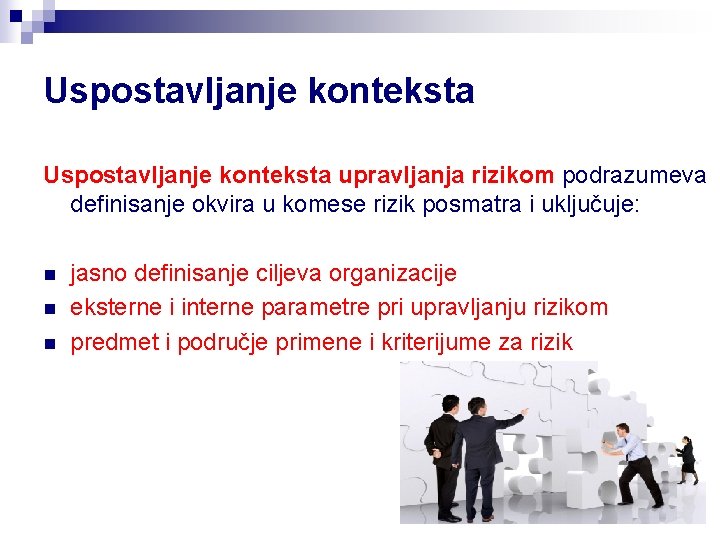 Uspostavljanje konteksta upravljanja rizikom podrazumeva definisanje okvira u komese rizik posmatra i uključuje: n