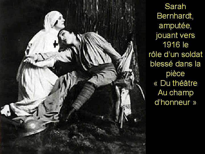 Sarah Bernhardt, amputée, jouant vers 1916 le rôle d’un soldat blessé dans la pièce