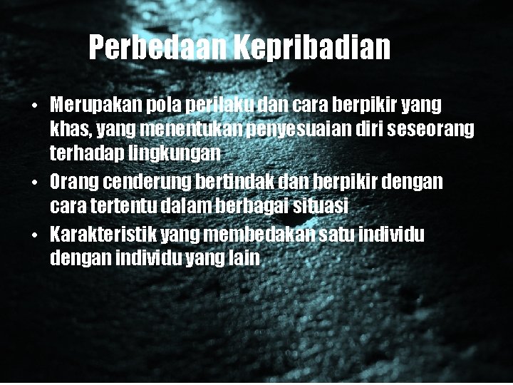 Perbedaan Kepribadian • Merupakan pola perilaku dan cara berpikir yang khas, yang menentukan penyesuaian