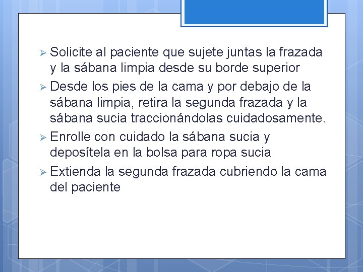 Ø Solicite al paciente que sujete juntas la frazada y la sábana limpia desde