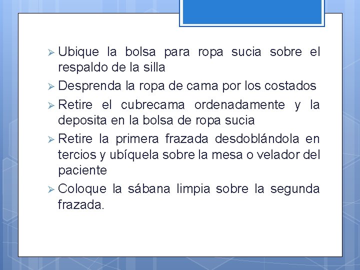 Ø Ubique la bolsa para ropa sucia sobre el respaldo de la silla Ø