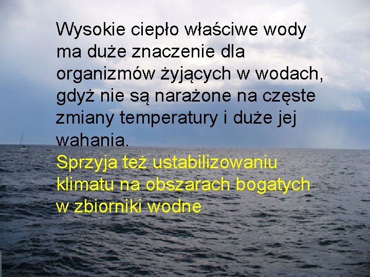 Wysokie ciepło właściwe wody ma duże znaczenie dla organizmów żyjących w wodach, gdyż nie