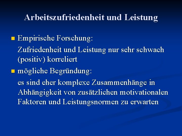 Arbeitszufriedenheit und Leistung Empirische Forschung: Zufriedenheit und Leistung nur sehr schwach (positiv) korreliert n