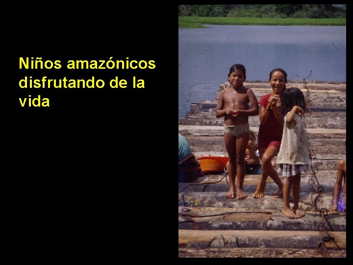 Niños amazónicos disfrutando de la vida 