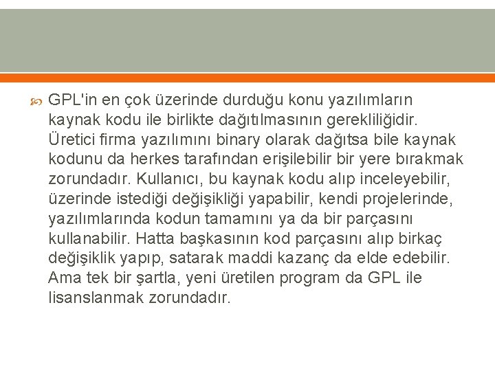  GPL'in en çok üzerinde durduğu konu yazılımların kaynak kodu ile birlikte dağıtılmasının gerekliliğidir.