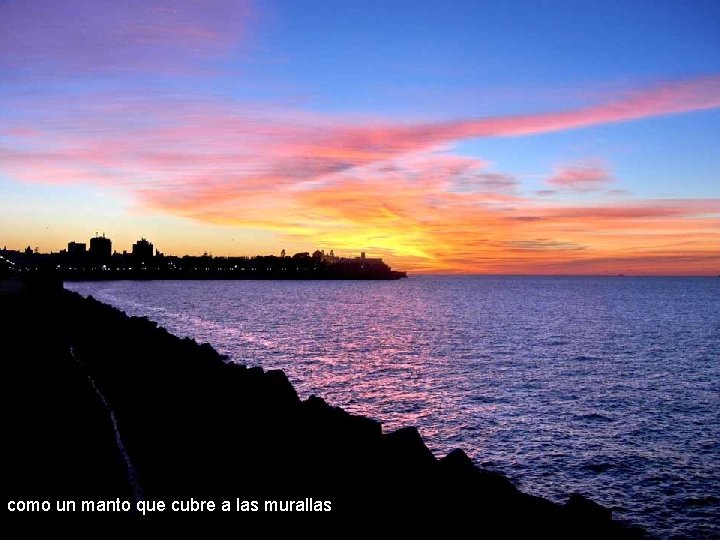 como un manto que cubre a las murallas 