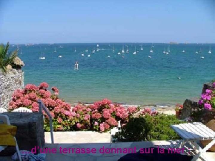 …d’une terrasse donnant sur la mer : 