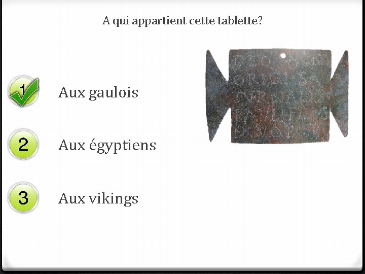 A qui appartient cette tablette? Aux gaulois Aux égyptiens Aux vikings 