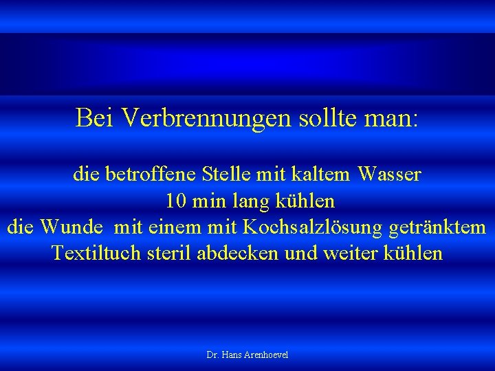 Bei Verbrennungen sollte man: die betroffene Stelle mit kaltem Wasser 10 min lang kühlen