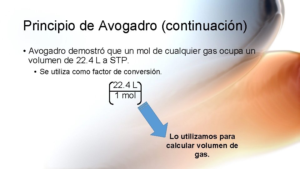 Principio de Avogadro (continuación) • Avogadro demostró que un mol de cualquier gas ocupa