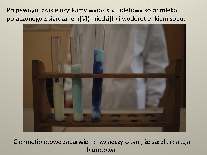 Po pewnym czasie uzyskamy wyrazisty fioletowy kolor mleka połączonego z siarczanem(VI) miedzi(II) i wodorotlenkiem