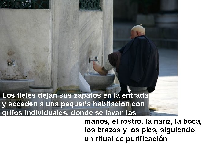 Los fieles dejan sus zapatos en la entrada y acceden a una pequeña habitación