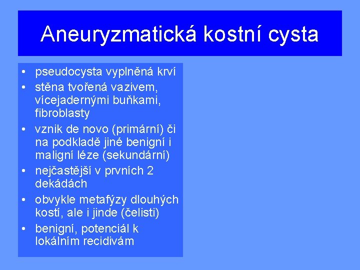 Aneuryzmatická kostní cysta • pseudocysta vyplněná krví • stěna tvořená vazivem, vícejadernými buňkami, fibroblasty