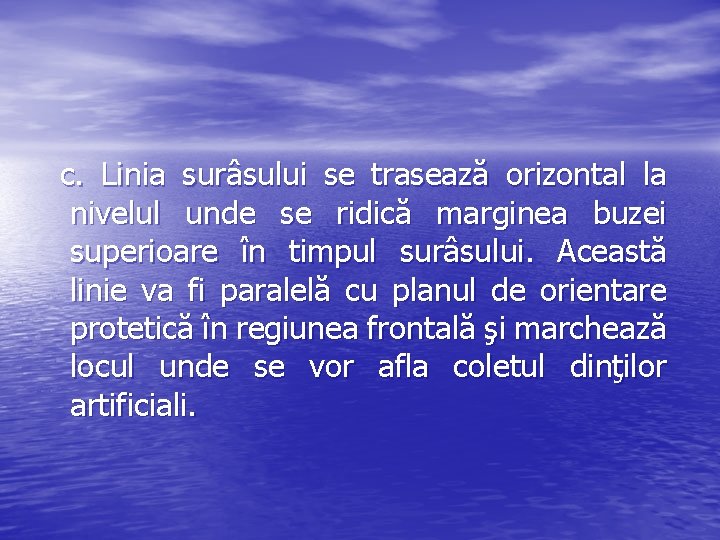 c. Linia surâsului se trasează orizontal la nivelul unde se ridică marginea buzei superioare c. Linia surâsului se trasează orizontal la nivelul unde se ridică marginea buzei superioare