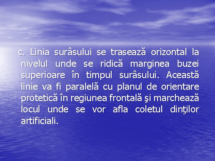 c. Linia surâsului se trasează orizontal la nivelul unde se ridică marginea buzei superioare