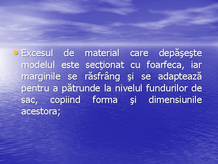  • Excesul de material care depăşeşte modelul este secţionat cu foarfeca, iar marginile