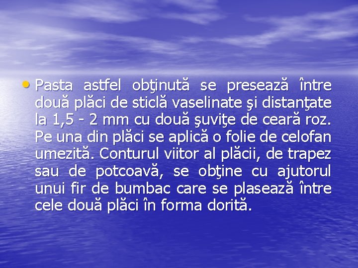 • Pasta astfel obţinută se presează între două plăci de sticlă vaselinate şi • Pasta astfel obţinută se presează între două plăci de sticlă vaselinate şi