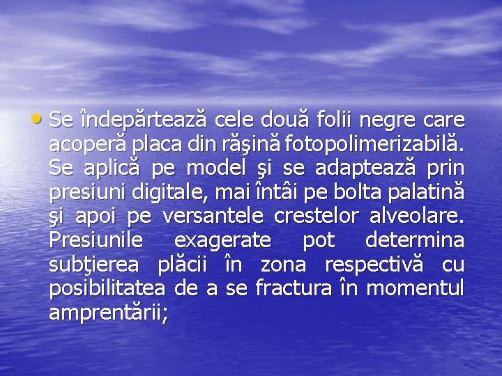 • Se îndepărtează cele două folii negre care acoperă placa din răşină fotopolimerizabilă. • Se îndepărtează cele două folii negre care acoperă placa din răşină fotopolimerizabilă.