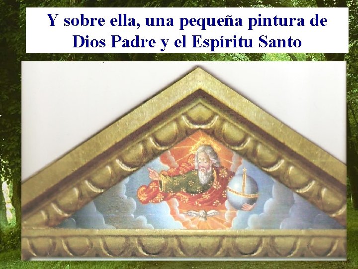 Y sobre ella, una pequeña pintura de Dios Padre y el Espíritu Santo 