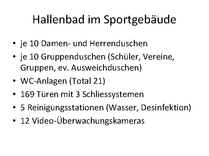 Hallenbad im Sportgebäude • je 10 Damen- und Herrenduschen • je 10 Gruppenduschen (Schüler,