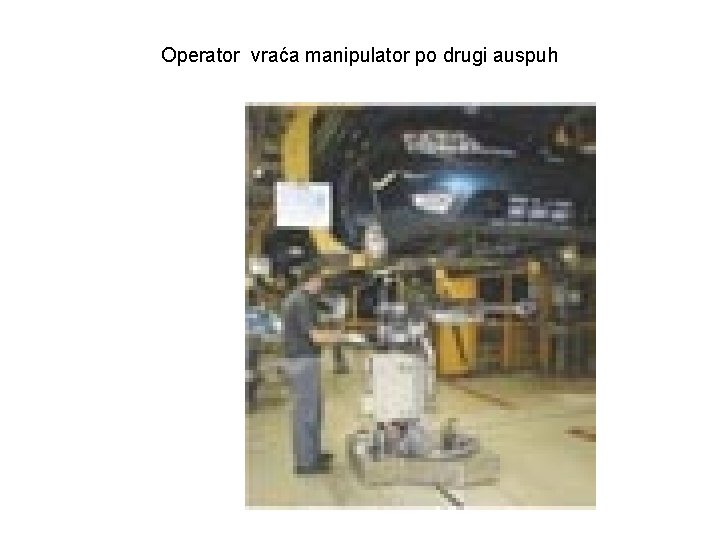 Operator vraća manipulator po drugi auspuh 