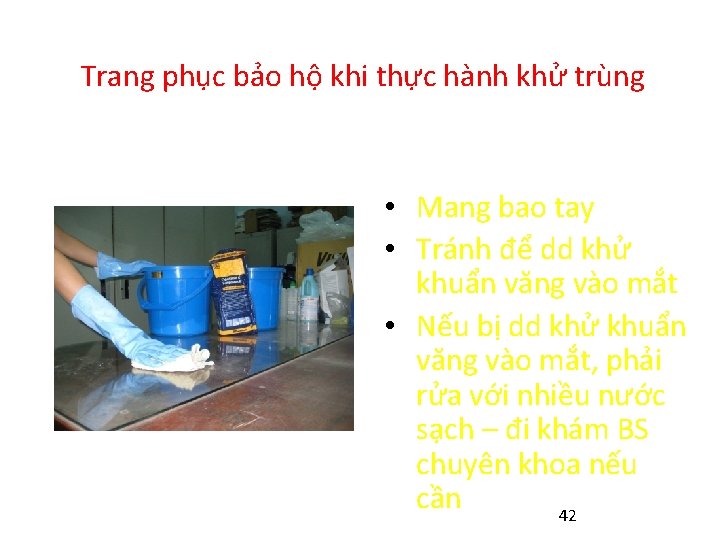 Trang phục bảo hộ khi thực hành khử trùng • Mang bao tay •