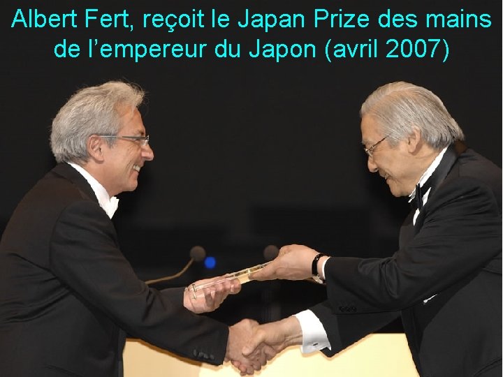 Albert Fert, reçoit le Japan Prize des mains de l’empereur du Japon (avril 2007)