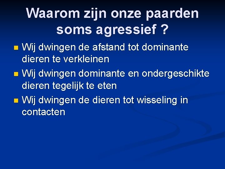 Waarom zijn onze paarden soms agressief ? Wij dwingen de afstand tot dominante dieren