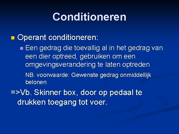 Conditioneren n Operant conditioneren: n Een gedrag die toevallig al in het gedrag van