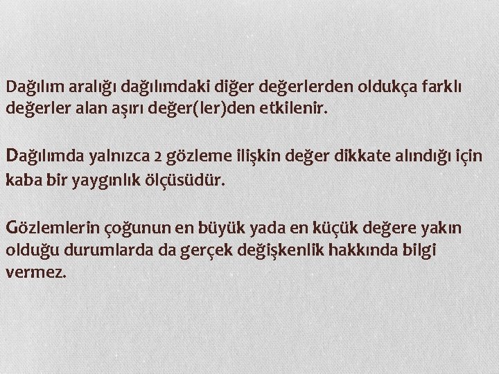 Dağılım aralığı dağılımdaki diğer değerlerden oldukça farklı değerler alan aşırı değer(ler)den etkilenir. Dağılımda yalnızca