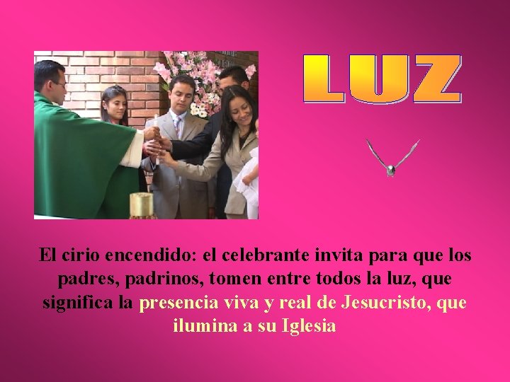 El cirio encendido: el celebrante invita para que los padres, padrinos, tomen entre todos