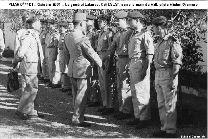 PMAH 9ème DI – Octobre 1961 – Le général Lalande, Cdt l’ALAT, serre la