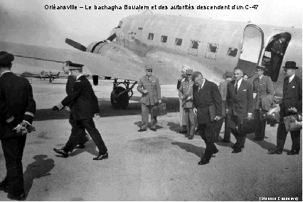 Orléansville – Le bachagha Boualem et des autorités descendent d’un C-47 (Maurice Cazenave) 