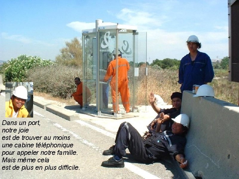 Dans un port, notre joie est de trouver au moins une cabine téléphonique pour