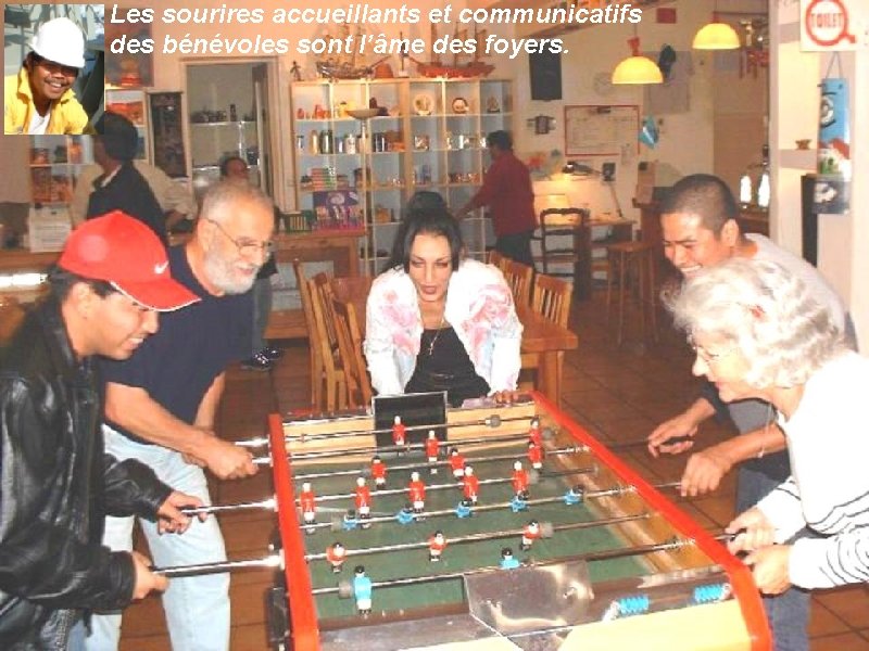 Les sourires accueillants et communicatifs des bénévoles sont l’âme des foyers. 