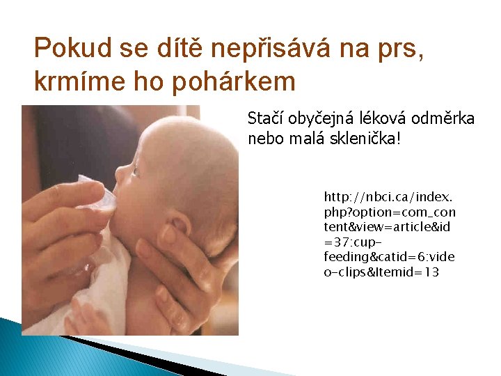 Pokud se dítě nepřisává na prs, krmíme ho pohárkem Stačí obyčejná léková odměrka nebo